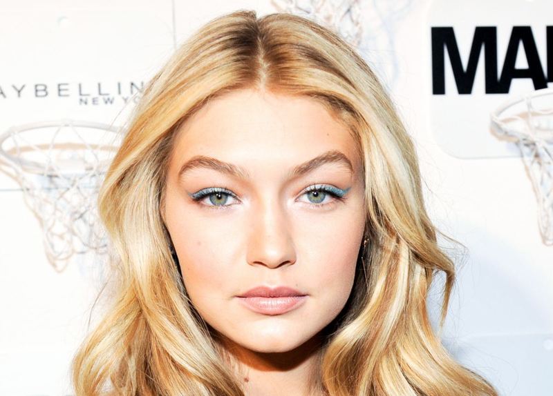 صورة عارضة الأزياء الفلسطينية جيجي حديد في طفولتها ستذيب قلبك من ظرافتها